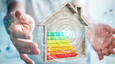 Zwei Hände die ein Energieeffizienzklasse mit einem Haus umrandet halten