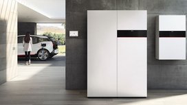 Eine Garage in dem ein Stromspeicher von Vissmann ist, und ein E-Auto geladen wird