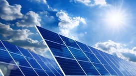 Bewölkter Himmel mit Sonne und einer Solaranlage