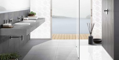 Ein Badezimmer mit einer Halbfreistehenden Badewanne 